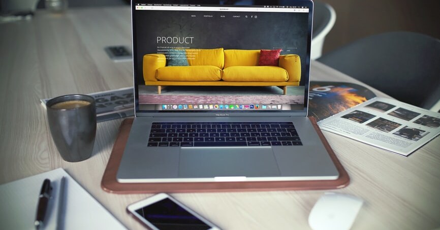 Sitio web en una pantalla, ilustración del artículo sobre si conviene una página web o tienda en línea