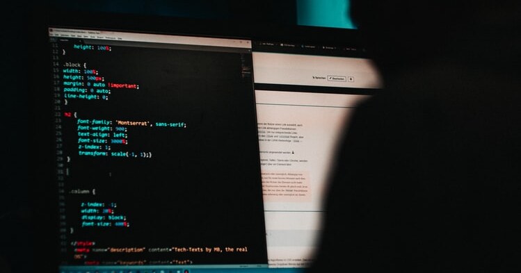 Pantalla con código y alerta de seguridad, ilustración del caso real de cómo lograron hackear el servidor de un cliente